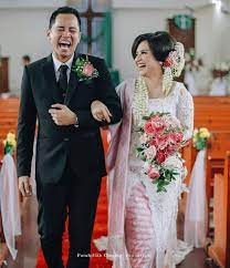 Check spelling or type a new query. Https Agenacemaxsmakassar2014 Blogspot Com 2019 04 Kebaya Pengantin Pernikahan Adat Batak Html Gaun Perkawinan Pengantin Pengantin Wanita