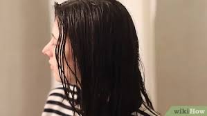 L’acqua inoltre da sola non può lavare via il sebo, e un eccesso fa ingrassare la cute a tal punto che si ostruiscono i follicoli, magari si infiammano pure con conseguente dermatite che si può estendere su tutto il corpo (specie viso, petto e schiena) e … Come Lavare I Capelli Senza Shampoo Con Immagini