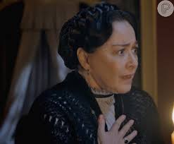 Foto: Zilda (Nívea Maria) vê Bernardo (Felipe Camargo) e fica tão chocada  que desmaia, na novela 'Além do Tempo'