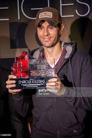 Enrique Iglesias Receives Music Awards Before His Concert In Barcelona On November 13 2014 In Barcelona Spain Enrique Iglesias Iglesias Music Awards