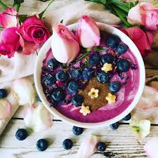 Regram Via Alinalein Diese Smoothie Bowl Ist Voller Gesunder Zutaten Wie Rote Beete Kokosnuss Und Unse Acai Health Benefits Health And Nutrition Breakfast