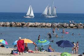 Occitanie, france, 42.7°n 3.02°e, 2m s.n.m. Pyrenees Orientales Un Etrange Arc Blanc Fend Le Ciel