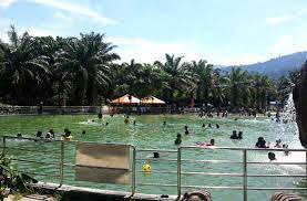 Destinasi kolam air panas ini agak unik tarikannya berbanding kebanyakan destinasi hotspring lain kerana lokasi kolam air panas yang siap sedia di sekiranya anda dalam perjalanan melalui batang kali ke tanah tinggi genting ataupun mungkin ke bukit fraser, bolehlah singgah di sini bagi merasai. Destinasi Kolam Air Panas Di Sekitar Selangor Kuala Lumpur
