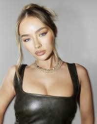 Amber Jepson's Instagram, Twitter & Facebook