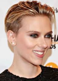 Découvrez la coupe courte cheveux bouclés pour femme et homme en 49 photos. Effet Cheveux Mouilles Sauvage Vive Le Wet Look La Loge Beaute