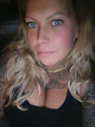 Vad händer hos er ikväll då? 💋❤️ Själv tar man de chill & lyssnar musik &  tänker på tusen saker.