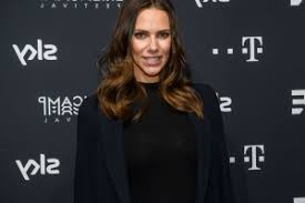 Her birthday, what she did before fame, her family life, fun trivia facts, popularity rankings, and more. Kultur Showbiz Moderatorin Esther Sedlaczek Sie Ist Mama Geworden Und Es Ist Ein Pressfrom Deutschland