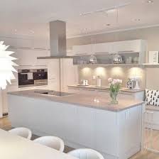 Cocina Perfecta Blanca Con Encimera Gris Muy Claro Paredes Color Arena Cuisine Moderne Cuisine Centrale Cuisines Design