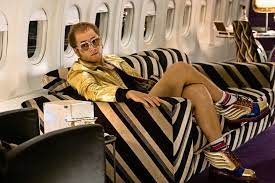 Offizieller im bett mit holly trailer 2021 german | nathalie emmanuel movie trailer | dvd release: Kinokritik Und Trailer Rocketman Im Bett Mit Elton John
