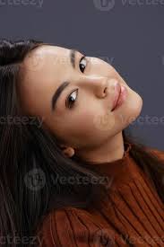 giovane donna Marrone maglione fascino in posa Sorridi moda isolato sfondo  22060323 Stock Photo su Vecteezy