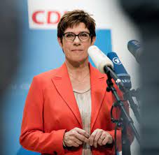 Kramp-Karrenbauer holt drei Vertraute ins Verteidigungsministerium - WELT