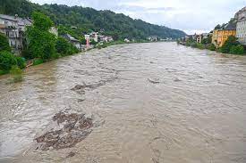 Mittleres hochwasser am kraftwerk steyrduchbruch in oberösterreich. Wlzzqtgetmg1qm