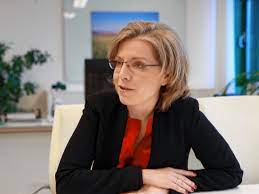 Leonore gewessler (geboren am 15.september 1977 in graz) ist eine österreichische politikerin (die grünen) und umweltaktivistin. Das Grosse Interview Worauf Mussen Wir Verzichten Frau Gewessler Krone At