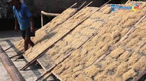 Mie goreng memang sangat mudah di temukan apalagi saat sore hari daan malam hari, banyak penjual mie goreng di pinggir pinggir jalan maupun kadang sering lewat di depan rumah. Ini Dia Proses Produksi Mie Lethek Bantul Youtube