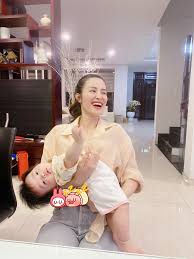 Mai hồng ngọc (sinh ngày 13 tháng 10 năm 1988), thường được biết đến với nghệ danh đông nhi là một nữ ca sĩ kiêm sáng tác nhạc và diễn viên người việt nam. Láº¡i Má»™t Pha Táº¥u Hai Ná»¯a Tá»« Con Gai Ä'ong Nhi Ä'ang Nhong Nháº½o NhÆ°ng Phat Hiá»‡n Camera Liá»n Quay Ngoáº¯t 180 Ä'á»™ Tintucdoday