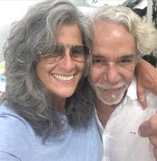 Esse sujeito corta meu cabelo há 42 anos. Devo a ele a descoberta do estilo  que até hoje uso. E que nos anos 80 o corte do meu cabelo era o mais