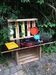 Eine Matschkuche Fur Den Garten Weinkiste Kinder Garten Spielgerate Fur Den Garten