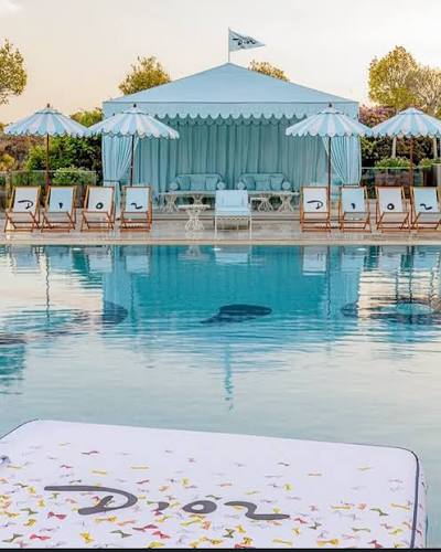 A @dior apresentou, um novo projeto apelidado de “Riviera”, no hotel D  Maris Bay, na Turquia, transformando a piscina do hotel com a cara da  marca. A coleção presta homenagem ao amor