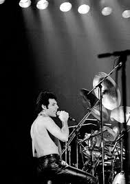 Scheda biografia discografia articoli concerti recensioni testi frasi artisti trent'anni fa usciva innuendo, l'ultimo album pubblicato dai queen con freddie mercury ancora citazioni e frasi di freddie mercury. Addio Alla Madre Di Freddie Mercury