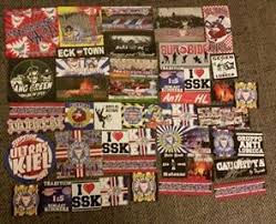 Nach angaben der polizei ist die stimmung aber friedlich. Kiel Szeneklebermix 853 Aufkleber T Shirts Schals Buttons