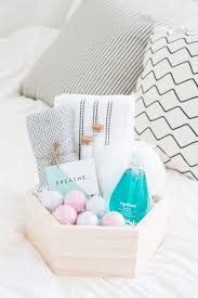 35 Idees De Paniers Cadeaux Faits Maison Diy A Faire En Toute Occasion Diy Spa Kit Diy Spa Gifts Baskets Diy Spa Gifts