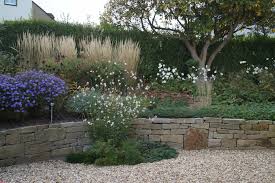 Kiesflache Und Natursteinmauer Harmonieren Miteinander Natursteinmauer Bepflanzung Garten