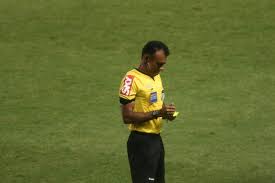 O árbitro será marcelo de lima henrique. Arbitro De America X Cruzeiro Perdeu Escudo Fifa E Protagonizou Polemica Com Var Superfc