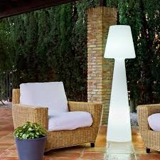 Terrasses Et Jardins L Eclairage Cree L Ambiance En 2020 Lampe D Exterieur Lampadaire Exterieur Terrasse Jardin