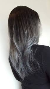 Silver Hair Color Trend Van Grijze Granny Tot Metallic Silver Bild Foto Frisuren Graue Balayage Balayage