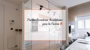 Una manera fácil de tener un lugar para hacer la lista de compras o tener un especio para que los niños decoren con sus dibujos, es pintar la puerta de la cocina con pintura para pizarrón. Puertas Correderas De Cristal Para Tu Cocina En Pamplona