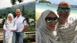 Kendati perbedaan usia mereka yang cukup jauh, namun baca juga: Istri 45 Tahun Lebih Muda Begini Kehidupan Aktor Mark Sungkar Kini Di Usia 68 Banjarmasin Post