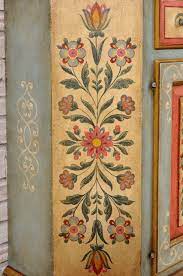 Credenza Dipinta In Stile Tirolese Con Fiori Stilizzati Per Importanti Residenze E Dimore Di Montagna Mobili Vangelista Folk Art Flowers Folk Art Painting Scandinavian Folk Art