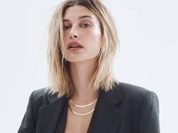 Selena Gomez prosí své fanoušky, aby nešikanovali Hailey Bieber. Manželka  Justina Biebera dostává i výhružky smrtí