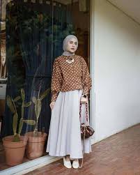 Model jilbab untuk wajah bulat menjadi poin utama dalam menentukan gaya model berjilbab yang akan dipakai busana hitam dipadukan dengan motif polkadot putih sangat cocok (cara merawat kalau bisa pilih baju yang warnanya senada dengan salah satu warna motif jilbab agar lebih ciamik. 10 Ide Padu Padan Warna Jilbab Yang Cocok Untuk Baju Coklat