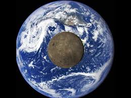Trois millions de km² dans le pacifique, ce morceau de lune prenant la forme d'une oreille droite ; La Lune Et La Terre La Face Cachee De La Lune Vue Par Le Satellite Dscovr De La Nasa Back Of The Moon Moon Dark Side