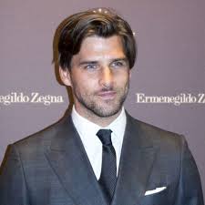 Mens Medium Hairstyles Straight Hair With A Side Part And Side Sweep Mens Hairstyles Medium Medium Hair Styles Mens Hairstyles