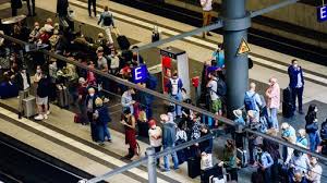 Im personenverkehr soll der streik am montag, dem 23. Deutsche Bahn Streik Legt Personenverkehr Weitgehend Lahm Tagesschau De