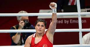 Kariyerinde ilk büyükler dünya şampiyonluğuna ulaşan 21 yaşındaki sporcu şampiyonluk maçının ardından asker selamı verdi. C1dickdznjhwgm