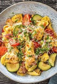 Step By Step Rezept Tortellini Pfanne Mit Kirschtomaten Zucchini Kochen Essen Ernahrung Lecker Kochbox Zutate Rezepte Zucchini Kochen Essen Kochen