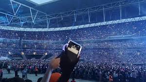 They became the first korean act to perform at the iconic venue, selling out the first date in 90 minutes, and to celebrate, the concert was broadcast. Army Singing The Truth Untold With Bts Wembley Stadium Day 2 Wembley Stadium Wembley Bts Concert