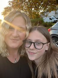 Can someone edit this hoco photo to remove sun glare?