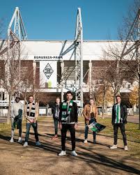 Borussia vfl 1900 mönchengladbach e.v., commonly known as borussia mönchengladbach (pronounced boˈʁʊsi̯aː mœnçn̩ˈɡlatbax),12 mönchengladbach or gladbach, is a professional. Borussia Monchengladbach Community Facebook