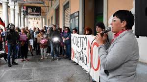 Biella, il sit-in delle donne contro le violenze in centro città.