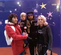Great british baking show host noel fielding has welcomed his second child with wife lliana bird, the radio dj confirmed on instagram thursday. Noel With Serge And Wife And Their Son Noel Is The Godfather Of Both Of Their Sons Too Cute I Know He S The Godfath The Mighty Boosh Comedians Noel Fielding