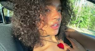 Tak Sara James odstroiła się na szkolny egzamin! We włosach kokarda, na  szyi koronka, na rękach grube rękawice... Kto na to pozwolił?