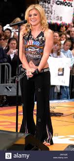 Reba heiratete 1989 den manager und gitarristen narvel blackstock und machte sie damit zur stiefmutter seiner drei kinder: Apr 7 2002 K43394ar Kelly Clarkson Performing On The Today Show Nbc Studios Rockefeller Center New York City 05 23 2005 Andrea Renault Credit Image C Globe Photos Zumapress Com Stock Photo Alamy