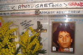 Dopo la morte di rino gaetano, avvenuta il 2 giugno 1981 per un incidente stradale, si sono diffuse teorie e leggende come quella secondo cui il cantautore calabrese fu rifiutato da diversi ospedali. Mio Fratello E Figlio Unico Lettera43