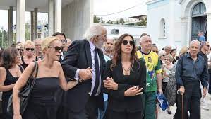 Aπαρηγόρητη η εγγονή της ζωής λάσκαρη στην κηδεία της γιαγιάς της. Zwh Laskarh Khdeia Mpampa Twra Prepei Na Pame Spiti Ale3andros Lykoyrezos Afhste Me Vid Zappit