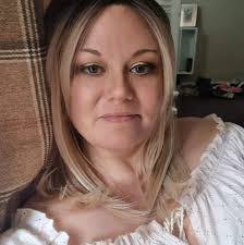 Anna Hicks's Instagram, Twitter & Facebook