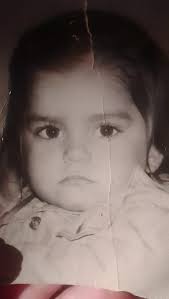 Hola, buenas noches me podrán ayudar a restaurar y poner color a está  fotografía por favor, es la única que tengo de pequeña